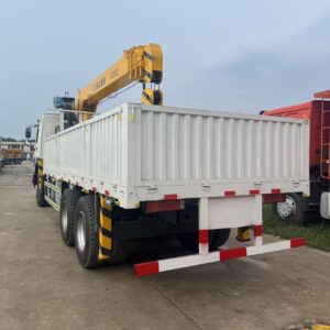 HOWO 6x4 truck mounted crane with 10-ton XCMG crane 371HP