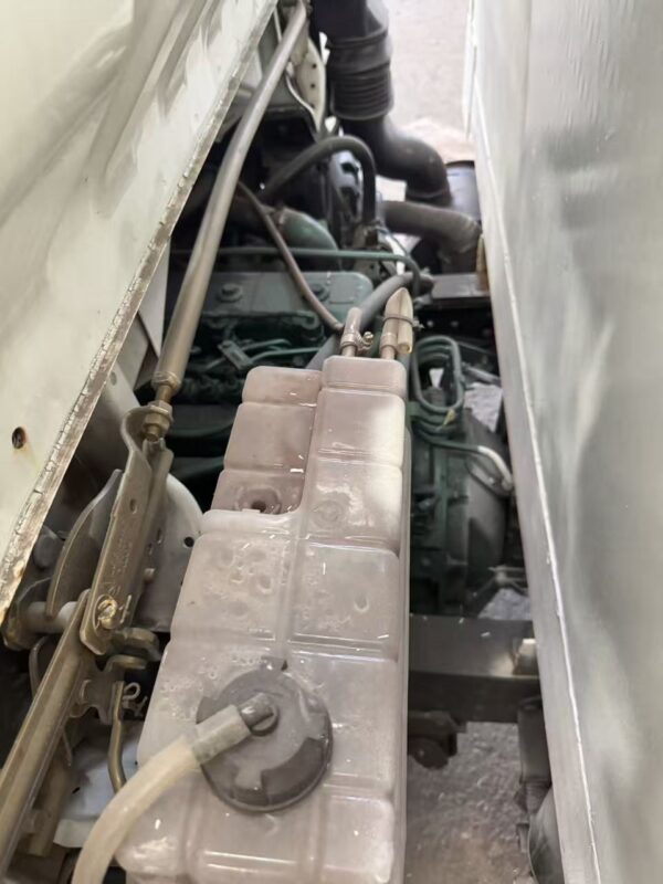 White SINOTRUK HOWO 6x4 tractor truck 371HP with Weichai engine front view