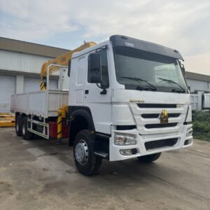 SINOTRUK HOWO 6x4 truck mounted crane front view