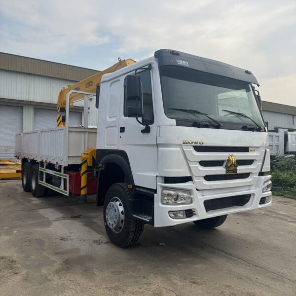 SINOTRUK HOWO 6x4 truck mounted crane front view