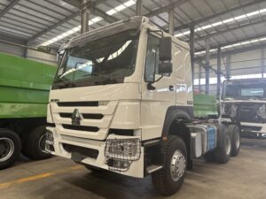 White SINOTRUK HOWO 6x4 tractor truck 371HP with Weichai engine front view