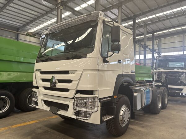 White SINOTRUK HOWO 6x4 tractor truck 371HP with Weichai engine front view