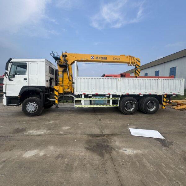 SINOTRUK HOWO 6x4 truck mounted crane with 10-ton XCMG crane