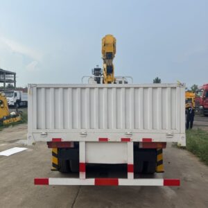 SINOTRUK HOWO 6x4 truck mounted crane rear view