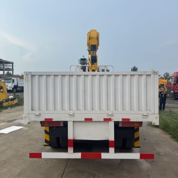 SINOTRUK HOWO 6x4 truck mounted crane rear view