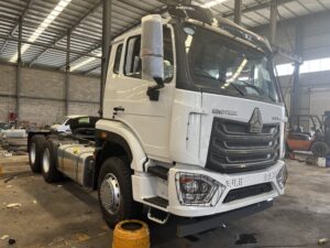 Spacious sleeper berth and interior storage space inside SINOTRUK HOWO NX 6x4 tractor truck cabin