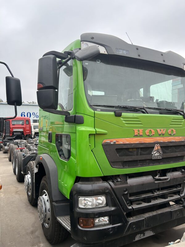 Green SINOTRUK HOWO TX 8x4 heavy duty truck chassis with flat roof sleeper cabin front side view
