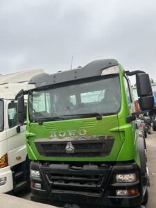 Green SINOTRUK HOWO TX heavy duty dump truck flat roof cabin front view
