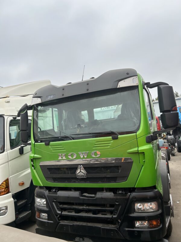 Green SINOTRUK HOWO TX heavy duty dump truck flat roof cabin front view