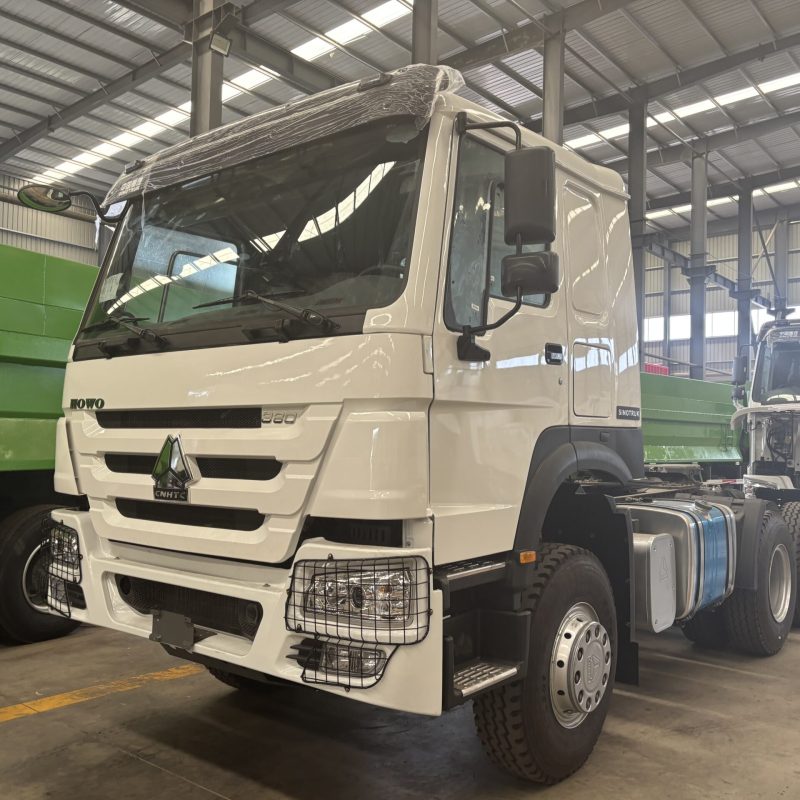White SINOTRUK HOWO 6x4 tractor truck 371HP with Weichai engine front view