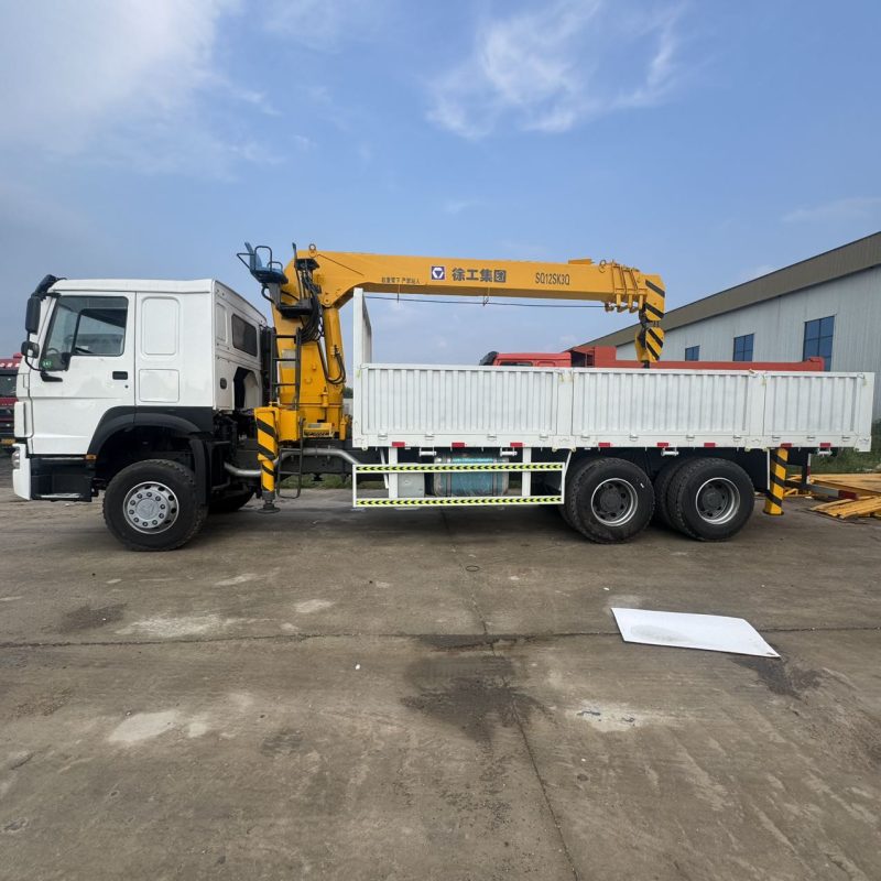 SINOTRUK HOWO 6x4 truck mounted crane with 10-ton XCMG crane
