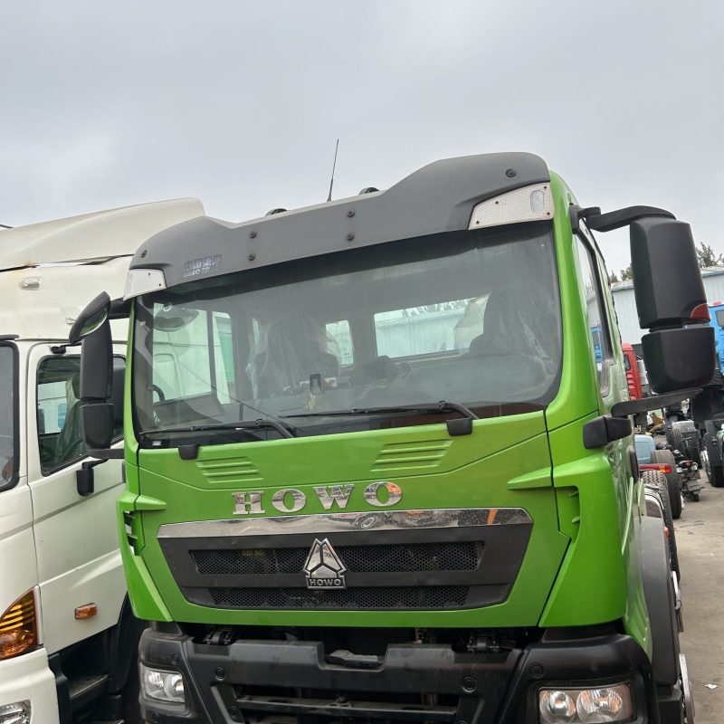 Green SINOTRUK HOWO TX heavy duty dump truck flat roof cabin front view